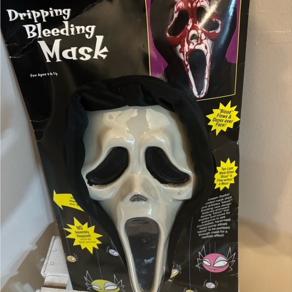 Vintage 2002 Scream Ghost Face Bleeding Halloween Mask with Blood Heart Pump NEW